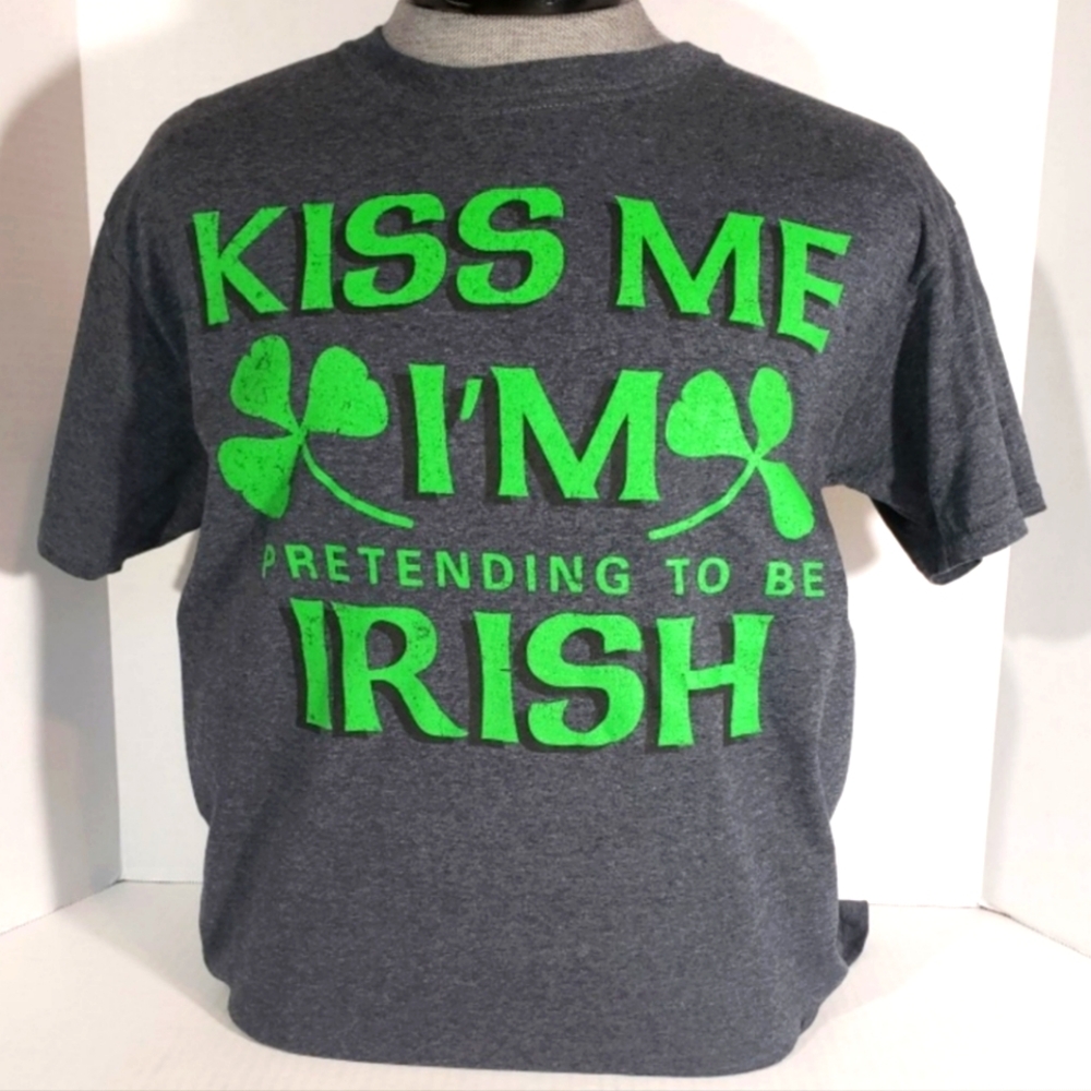 Men's Kiss Me I'm Pretending To Be Irish T-Shirt - Picture 1 of 3